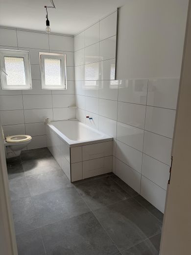 4,5 Zimmer Wohnung mit Balkon, Gartenmitbenutzung und 110qm Wohnfläche – Badezimmer