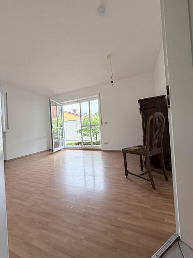 2-Zimmer Terrassenwohnung zu vermieten – Wohnzimmer