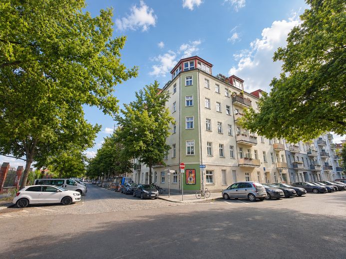 ब्रोकर कमीशन-मुक्त! ऊपरी मंज़िल, 91m², 2 टैरेस, 2.5 कमरे – Hausfassade