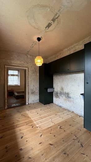 Biesenthal: 1.646 m² erschlossen, Altbau, PV-Anlage, 40 Min nach Berlin – Boden neu, Putz alt