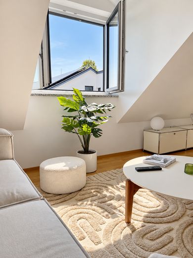 Penthouse mit Einbauküche – Lichtstimmung vormittags
