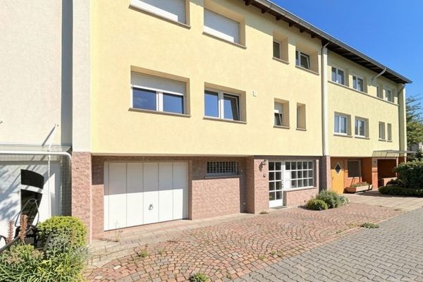 Attraente casa trifamiliare a Mannheim-Neckarstadt – investimento immobiliare con potenziale di sviluppo