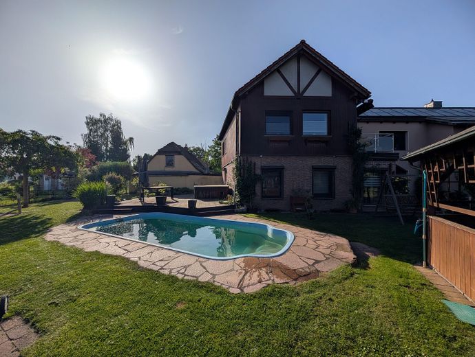 Wohnparadies Mehrgeneration Solar PV/Thermie, 80kWh Speicher, 2 Carport, Pool, WoMo-Platz – Haus vom Garten