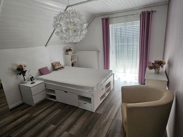 Komfortables Einfamilienhaus mit gepflegtem Garten in ruhiger, unverbaubarer Lage – Zimmer II OG