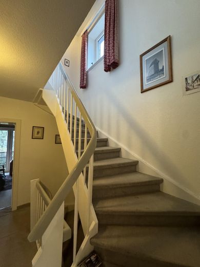 Familienfreundliches Reihenhaus mit Garten in begehrter Wohnlage von Hamburg-Iserbrook – Treppenhaus