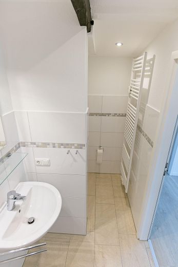 Stilvolle ruhige 3-Zi-Dachgeschosswohnung – eigene Etage, Dachbalken & Gartenmitnutzung – Bad