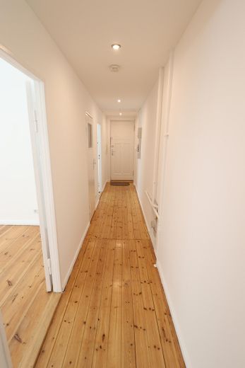Frisch sanierte 2-Zimmer Altbauwohnung im Brüsseler Kiez | mit Balkon – Flur