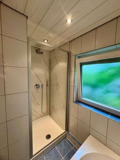 Verzorgd 4-kamer appartement met balkon en twee parkeerplaatsen – Bad 2