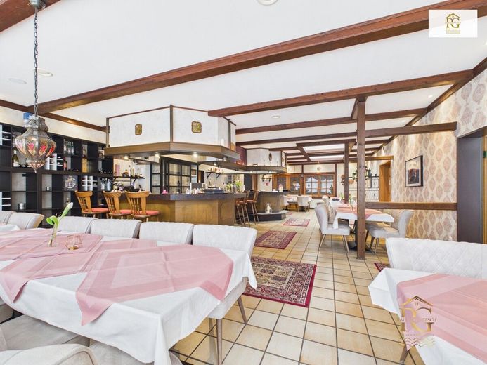 Beliebtes attraktives Restaurant im Stadtkern von Hemmoor mit Kegelbahn, großen Saal mit ca. 300 Sitzplätzen,Bühne, Gäste Zimmer, Außenterrasse – Hauptgastraum