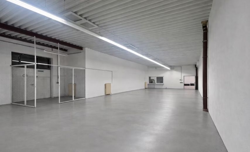 Car dealership with motor vehicle workshop & tire service TÜV in Berlin-Köpenick available for flexible rental – Lagerhalle
