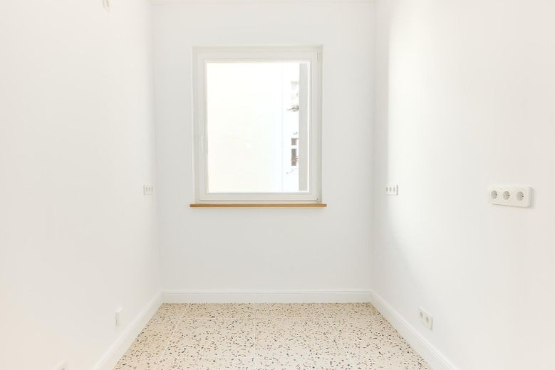 Berlin Mitte: Balkonlu, Moabit’in merkezi konumunda, yenilenmiş köşe binada ilk kullanım, komisyonsuz 2 odalı daire – Küche mit Terrazzo