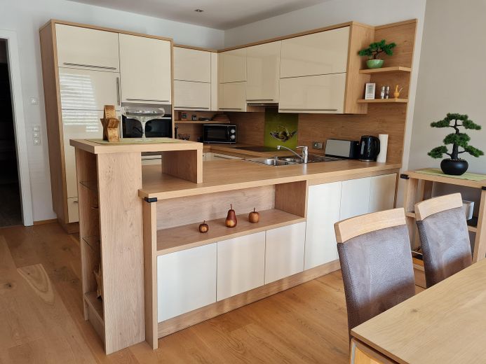 Detached house designed for two generations with mountain views in a sunny location – PRIVATE SALE – Koch- und Essbereich EG