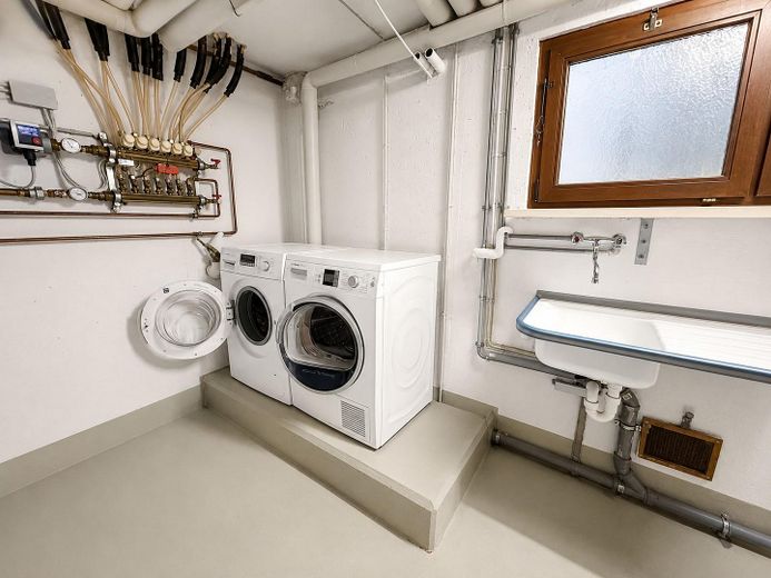 Modernisiertes Zweifamilienhaus mit zusätzlichem Wohnbereich – Waschküche + Technik UG