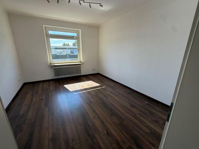 Cazibeli yaşam: Hilden’de balkonlu 3 odalı eski bina dairesi – Wohnzimmer/ Esszimmer