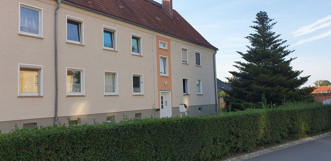 ohne Prov.: 3-Raum-Wohnung, große Küche, Bad mit Fenster, Wanne+Dusche, schön saniert+renoviert – Haus Vorderansicht / Eingang