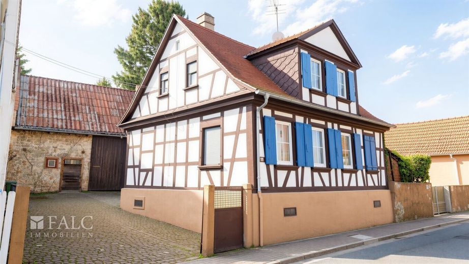 Spełniaj marzenia mieszkaniowe: przestronna działka (846 m²) o historycznym charakterze – Außenansicht