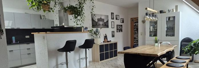 Ruime, lichte 4-kamerwoning met balkon, open haard en parkeerplaatsen (laag-energiebouw) – Esszimmer/ Tresen zur Küche 