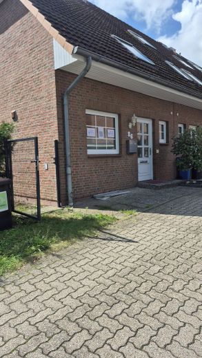Casa a schiera di testa ben tenuta con giardino recintato e posto auto coperto – Aussenansicht 