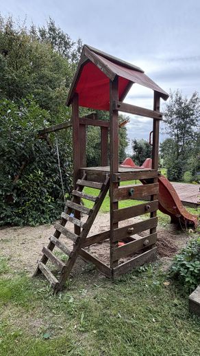 Resthof mit Nebengebäude und bebauugsfähigem Grundstück – Spielturm