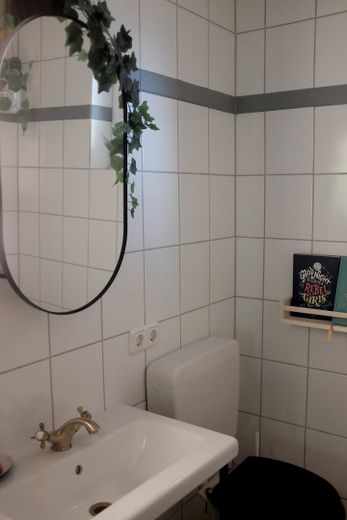 Euer Haus im Grünen: 192qm, großes Grundstück, Altbau-Charme – Gästebad, Erdgeschoss