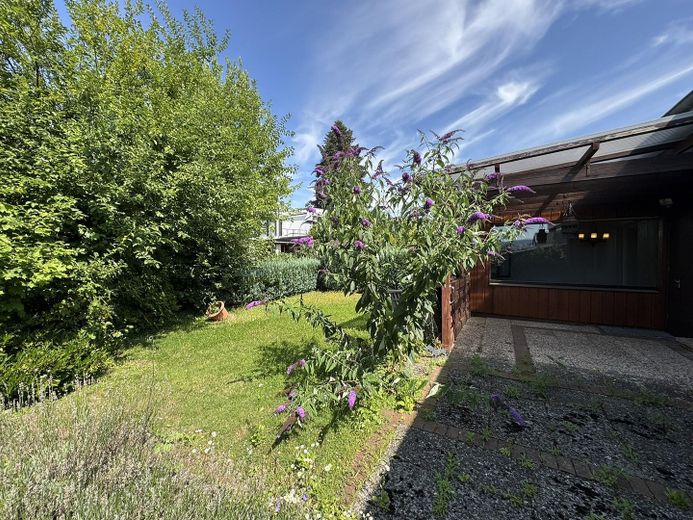 Reihenendhaus mit zusätzlicher Einliegerwohnung in familienfreundlicher Lage – Gartenansicht