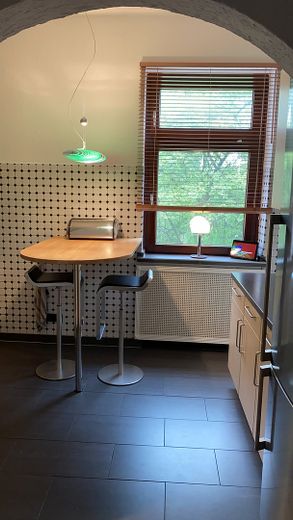 Wohnen und Arbeiten: Stilvolles Mehrfamilien- und Geschäftshaus mit großem Garten. – 1. OG Küche