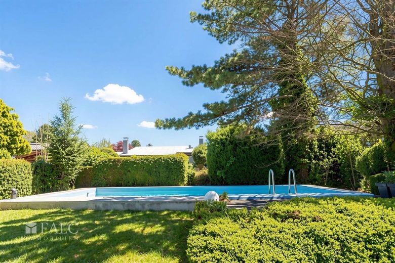 Bungalow auf 1289 m² Grundstück mit Pool – Blick zum Pool