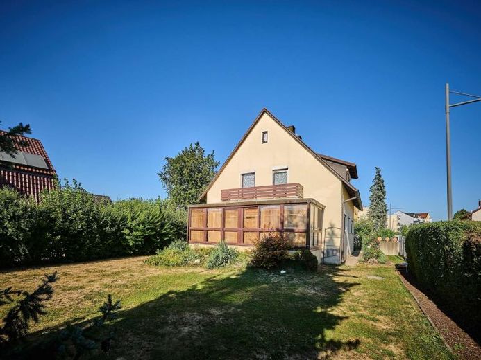 Straubing | Solides Zweifamilienhaus plus separates Grundstück mit Neubaupotenzial – Foto 1