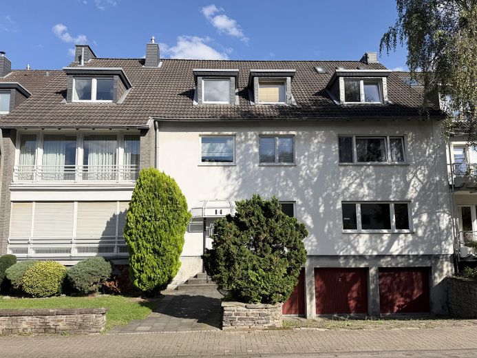 Appartement mansardé élégamment modernisé – possibilité d’aménagement en duplex avec terrasse sur le toit – Außenansicht