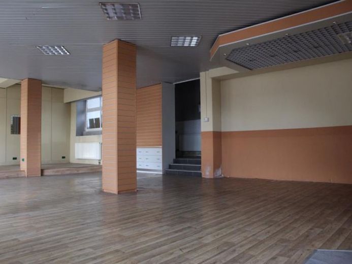 Local comercial muy visible a poca distancia a pie del centro de la ciudad – Foto 1