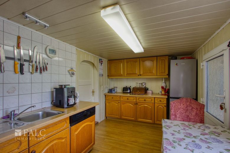 Casa residenziale solida con ampi locali accessori – ideale per artigianato e hobby – Küche II