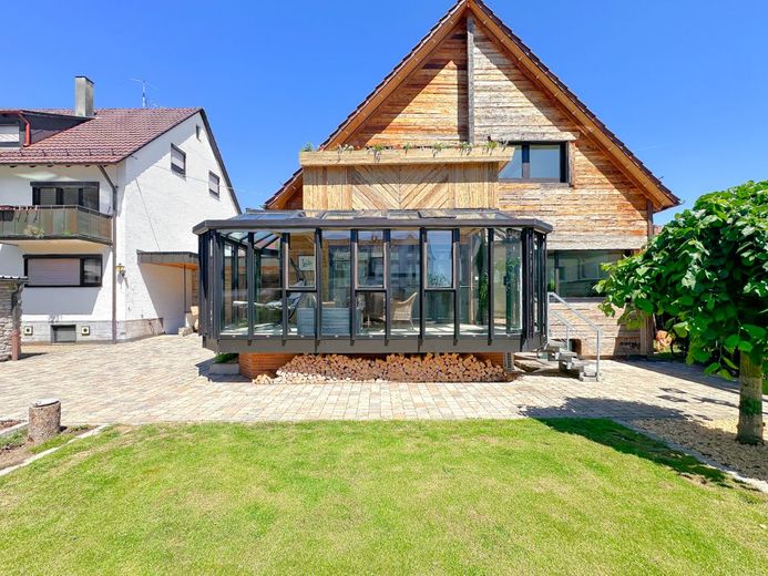 ABSOLUTES EINZELSTÜCK - kernsaniert, ruhig gelegen, mit herausragender Ausstattung – Blick auf das Haus und den Wintergarten (Südseite)