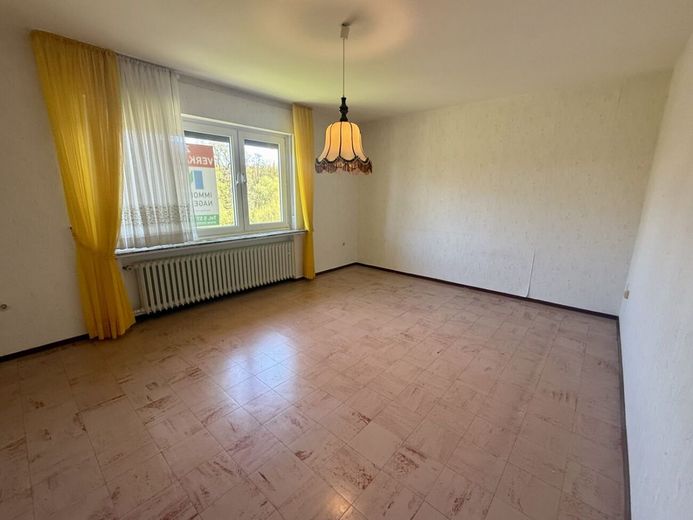 Viel Raum für Ideen: Zweifamilienhaus mit großem Garten, Garagen und Nebengebäude in Gohfeld – Wohnzimmer im OG