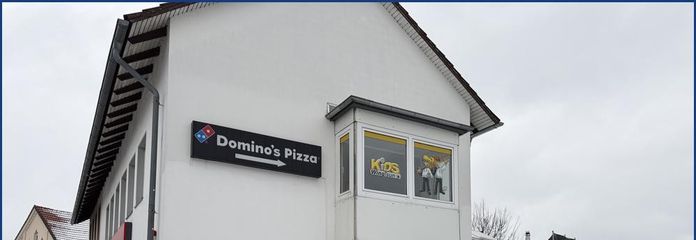 Seitenansicht mit Stellplätzen