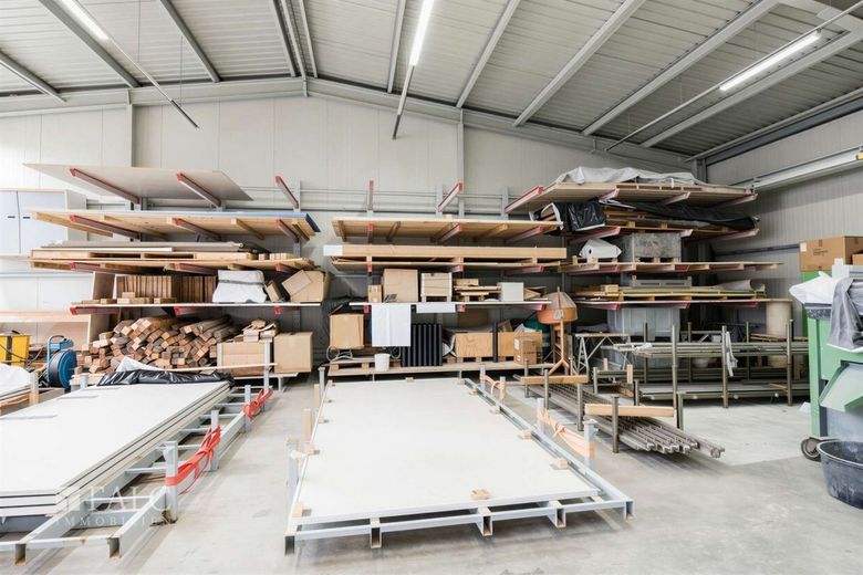 +++ Zukunftssicher investieren: Vielseitige Gewerbeimmobilie mit A19-Anbindung und Flughafen-Nähe ++ – Lagerfläche in der Produktion