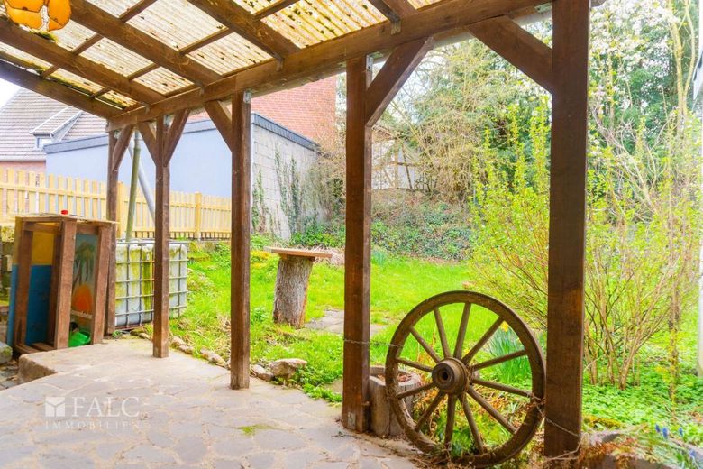 Charmantes Einfamilienhaus mit eigenem Hof! – Überdachte Terrasse