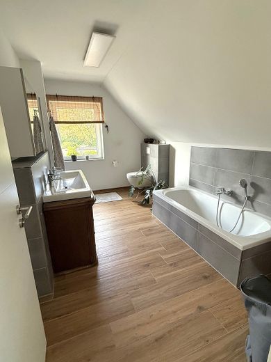 Modernes freistehendes Einfamilienhaus von 2019 mit großem Garten, zentral – Foto 4