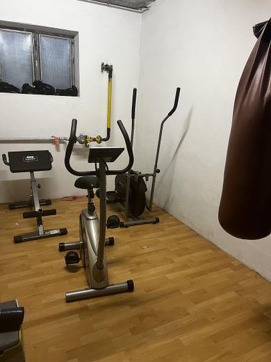 Großzügiges Haus mit modernem Komfort , Provisionsfrei – Sportzimmer