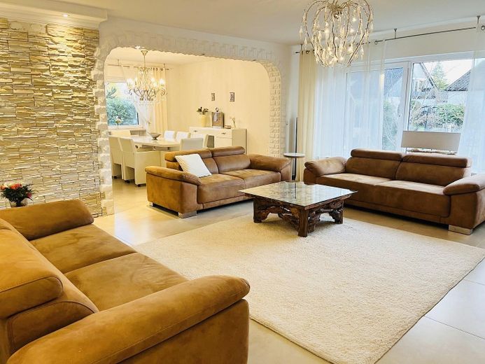 Casa unifamiliare modernizzata con 187 m² di superficie abitabile, 6 locali, garage e giardino, senza intermediario – Wohnzimmer