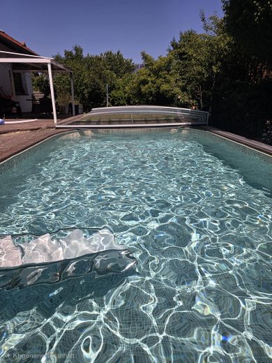 Appartamento modernizzato di 5 locali al piano terra con grande giardino, piscina e accesso diretto al garage – Photo 1
