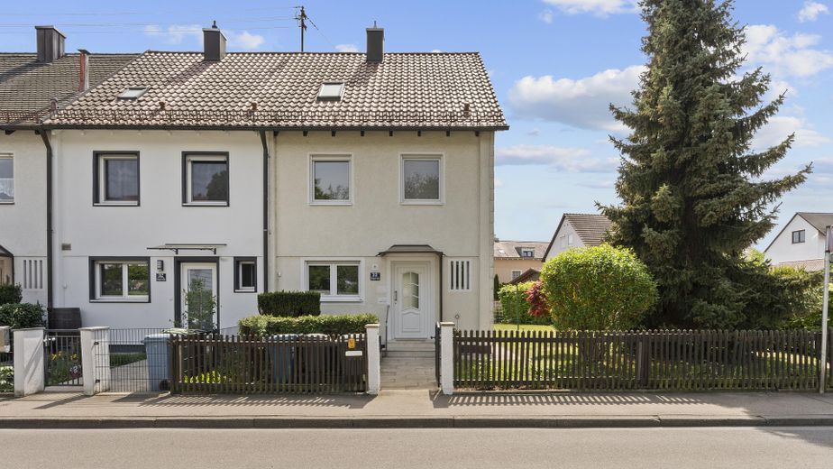 Ingolstadt-Nord’da bahçeli, tamamen yenilenmiş sıra evin köşe evi – Hausansicht mit Garten
