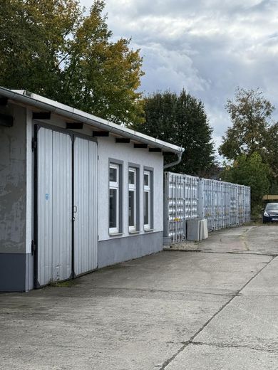 Halle links und Container