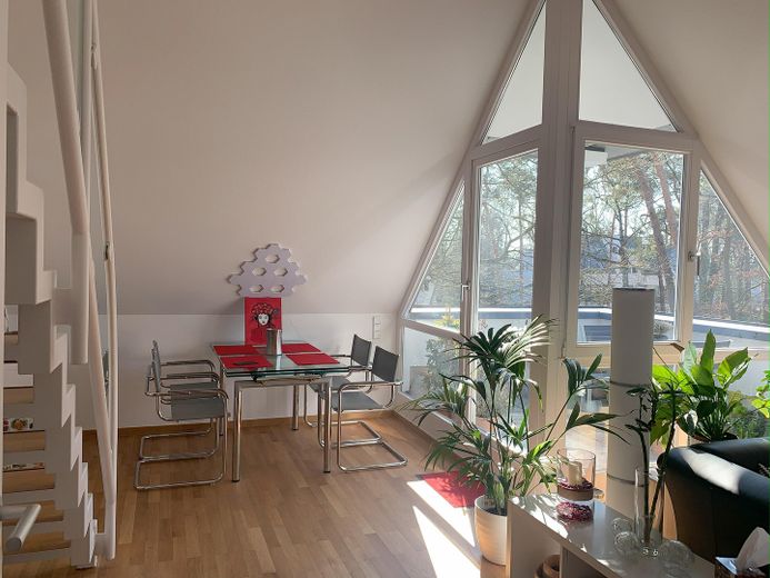 Oferta cenowa! Jasny, wolny od zamieszkania dwupoziomowy DG z dużym tarasem dachowym – Wohnzimmer / Ausgang Balkon