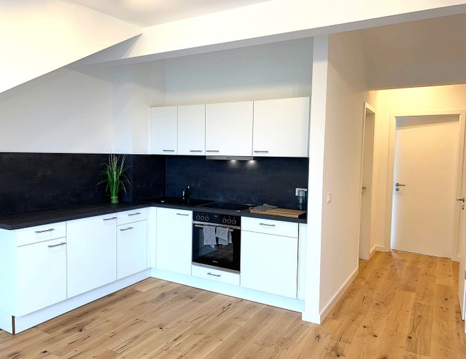Wohnen auf Zeit: 1,5-Zimmer-Wohnung mit Südwest-Balkon in Hamburg-Marienthal – Wohnzimmer/Küche