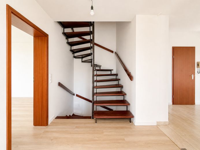 Quietly located semi-detached house with fireplace, conservatory &amp; garden idyll – Treppenhaus