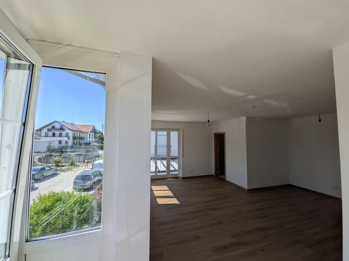 Lichtdurchflutete 3-Zimmer-Wohnung mit Süd-Wintergarten und Waldblick am Ebersberger Forst. – Wohnzimmer.