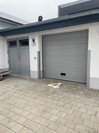 Exklusive 3 - Zimmer-Wohnung in zentraler Lage mit großem Balkon – Garage
