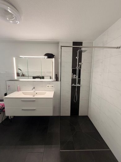 Zentrale 3,5-Zi.-EG-Wohnung,92m²,barrierefrei TG-provisionsfrei – Dusche