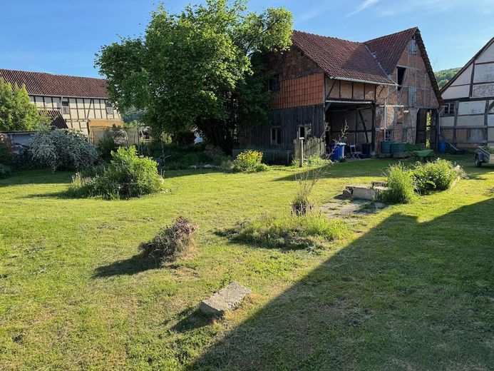 Blick durch Garten zu Scheune