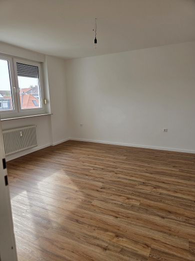 Ampio appartamento di 2 locali con 85,5 m², balcone esposto a sud-ovest e posto auto in garage sotterraneo – primo utilizzo dopo la ristrutturazione – Schlafzimmer
